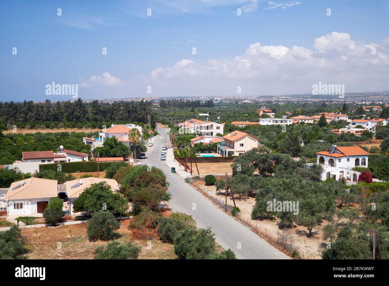 Le case residenziali sulla strada di San Efstathios come visto dalla cima della torre del castello di Kolossi. Villaggio di Kolossi. Distretto di Limassol. Cipro Foto Stock
