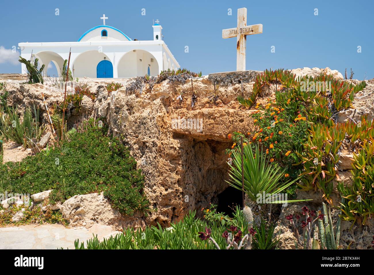 La vista della piccola vecchia chiesa catacomba di San Thekla (Agia Thekla) e la bella nuova sulla sporgenza rocciosa. Ayia Napa. Cipro Foto Stock