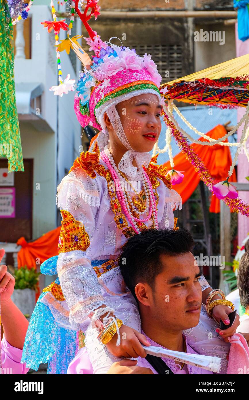 Chiang mai, Thailandia - 5 aprile 2018. POY Sang Long, una cerimonia annuale di ordinazione shan. Ragazzo sulla spalla del parente all'inizio della sfilata. Foto Stock
