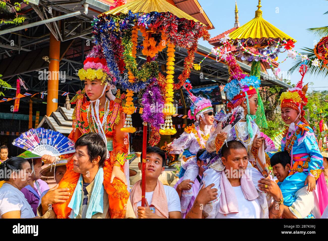 Chiang mai, Thailandia - 5 aprile 2018. POY Sang Long, una cerimonia annuale di ordinazione shan. I ragazzi sono portati sulle spalle e protetti da un'umbrell dorata Foto Stock