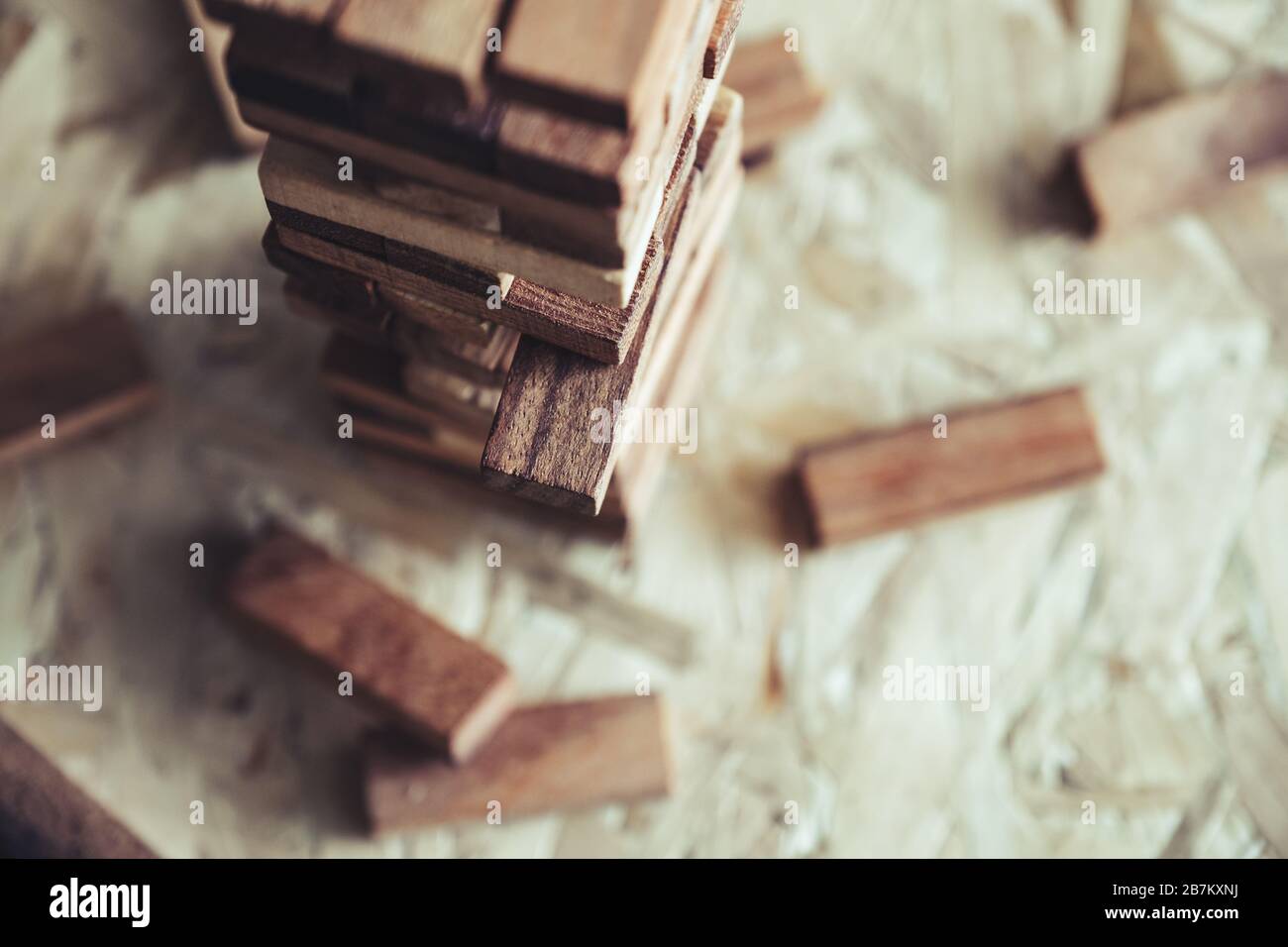 Immagine closeup di un gioco di blocchi di legno Tumble Tower Foto Stock