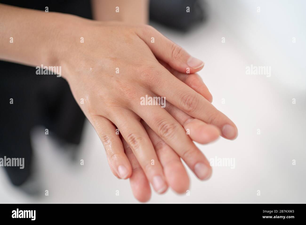 Disinfettante per le mani Corona virus COVID-19 prevenzione gel di alcol per la prevenzione dell'igiene delle mani. Donna che sfrega sapone in palme per pulire le mani. Foto Stock