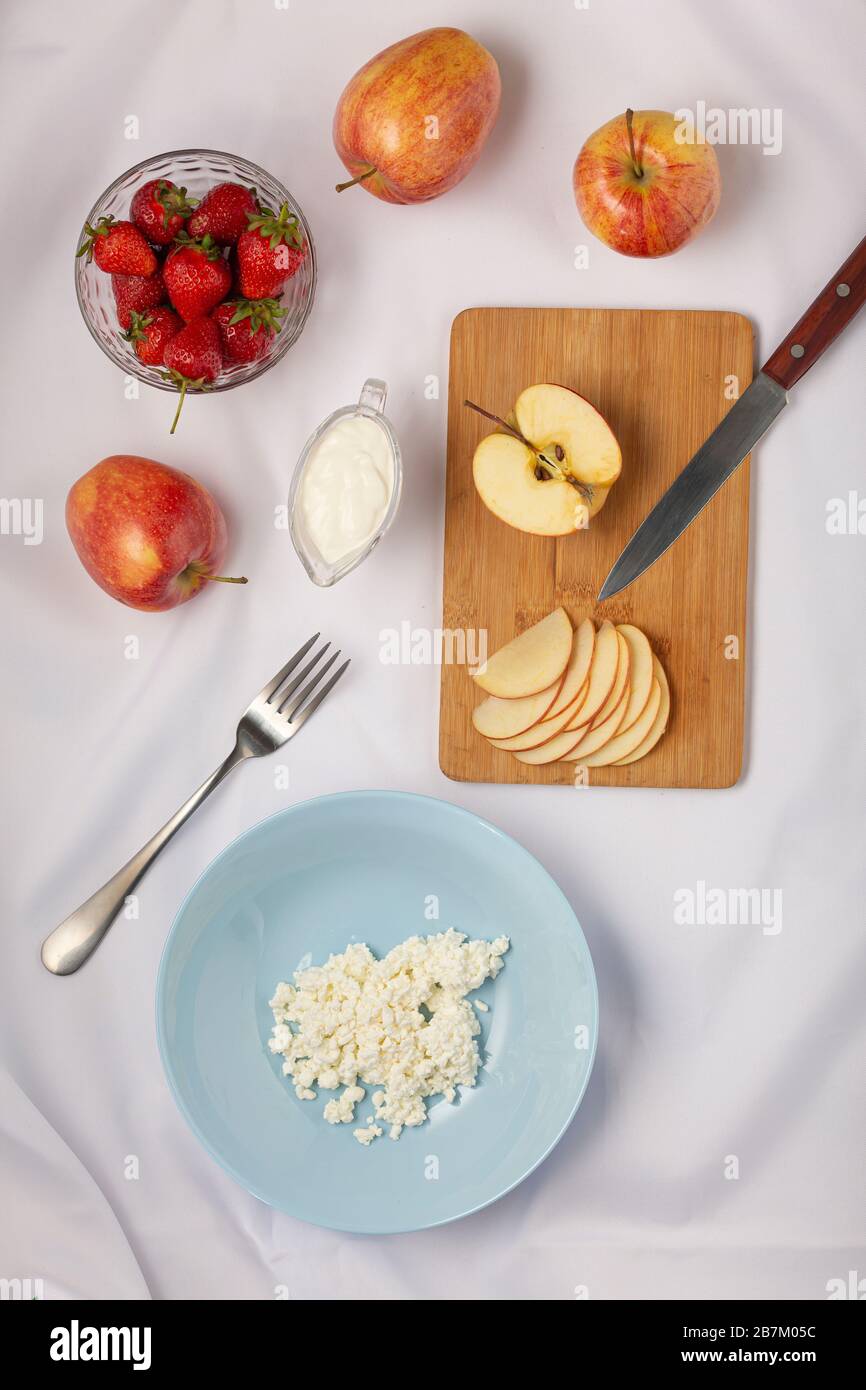 fragola di frutta, banana di fragole, frittelle per la colazione, colazione sana, fragole mirtilli, fragole selvatiche, tradizionale americano, fresco Foto Stock