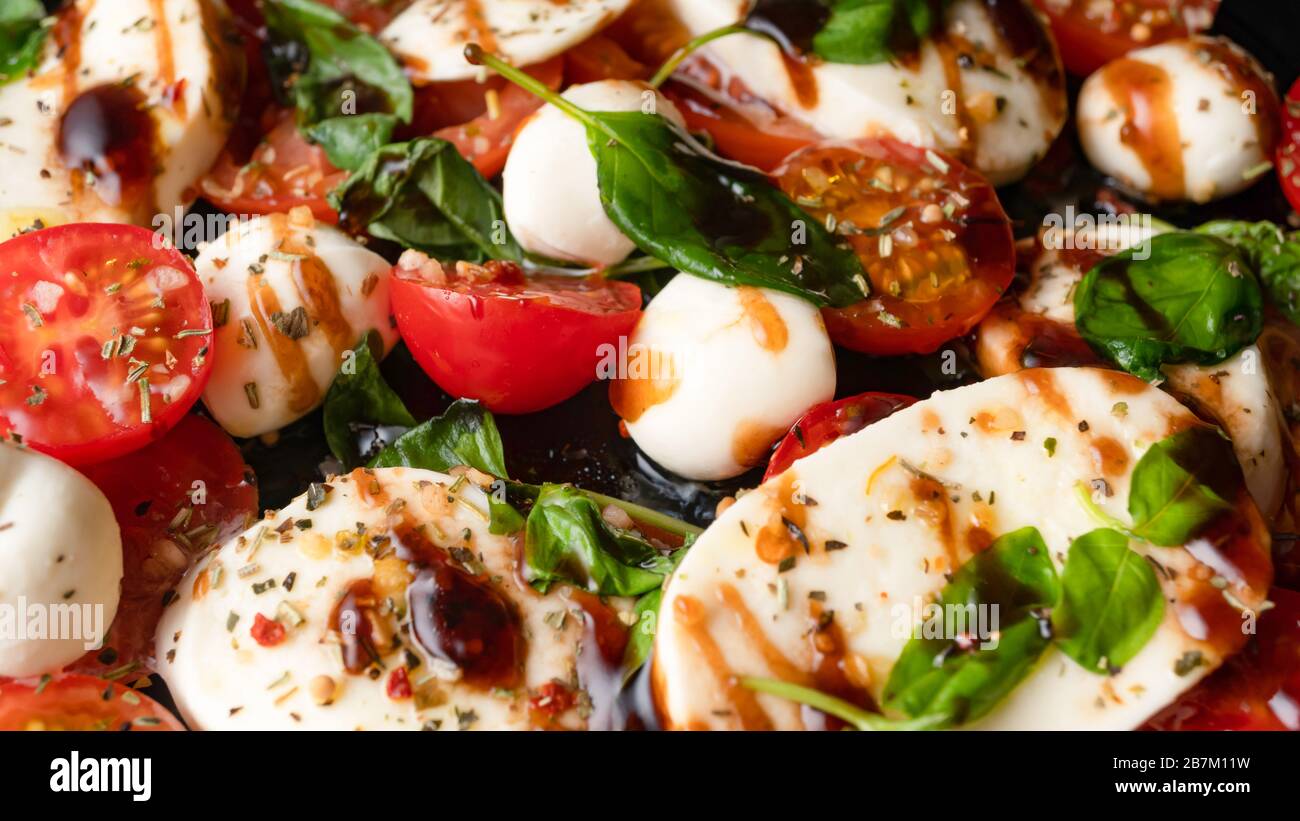 spiedini caprese, mini palle di mozzarella, avocado, insalata di pasta caprese, aceto di olio d'oliva, caprese italiano, antipasto, tradizionale italiano Foto Stock