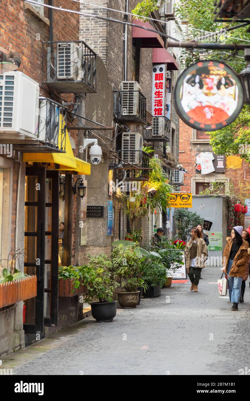 Persone che camminano per i vicoli di Tianzifang, Shanghai, Cina Foto Stock