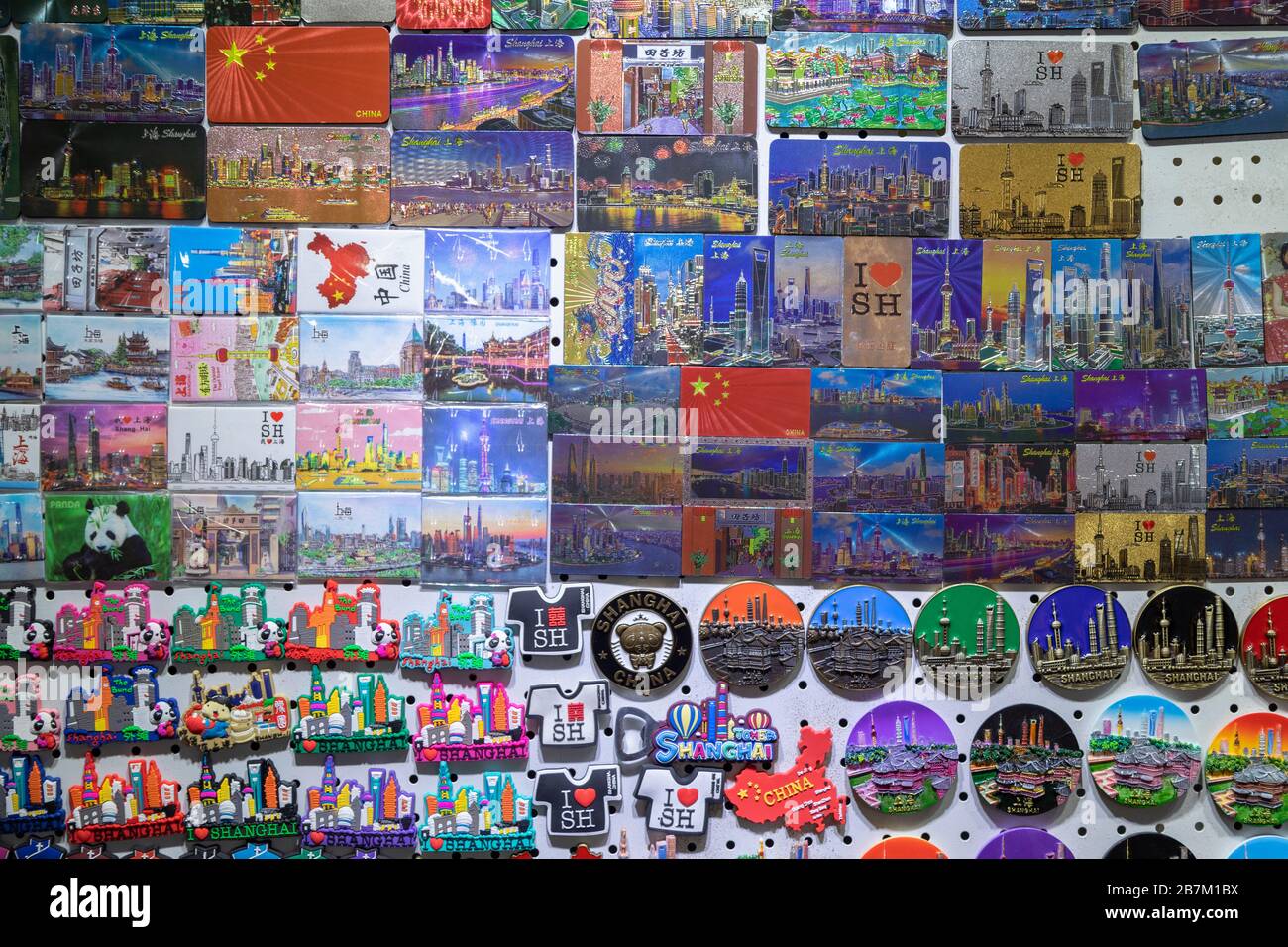 Magneti souvenir in vendita a Tianzifang, Shanghai, Cina Foto Stock