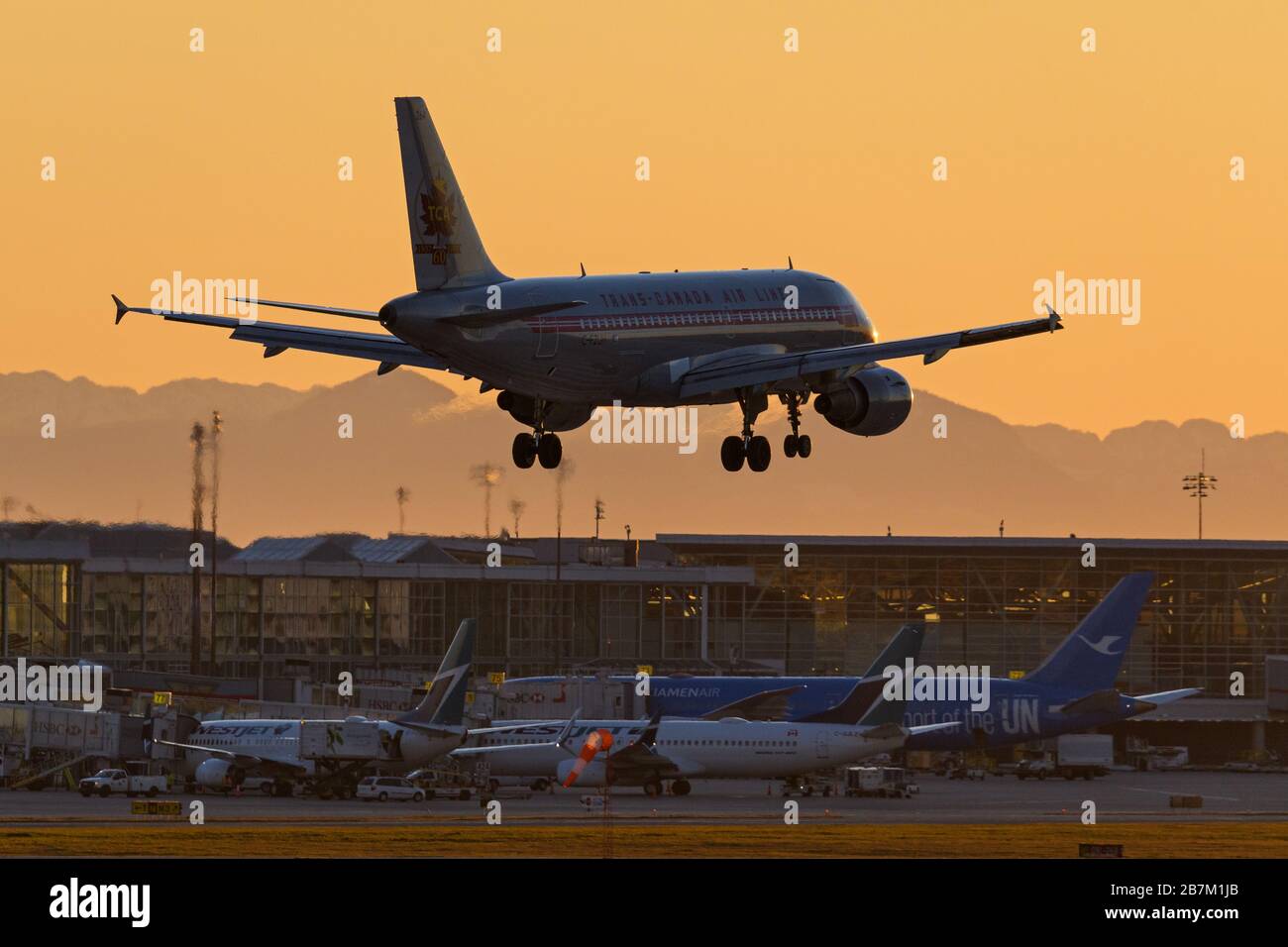 Richmond, British Columbia, Canada. 16 Marzo 2020. Un jet Air Canada Airbus A319-114 (C-FZUH), dipinto in speciale livrea retro TCA, atterra al tramonto, all'Aeroporto Internazionale di Vancouver, Richmond, B.C., Canada, lunedì 16 marzo 2020. All'inizio del giorno il governo canadese, nel tentativo di fermare la diffusione del romanzo coronavirus, ha annunciato che i confini della nazione sarebbero stati chiusi a partire da mercoledì 18 marzo a tutti i viaggiatori diversi dai cittadini canadesi e residenti permanenti, cittadini statunitensi, diplomatici e lavoratori essenziali. Credit: Bayne Stanley/ZUMA Wire/Alamy Live News Foto Stock