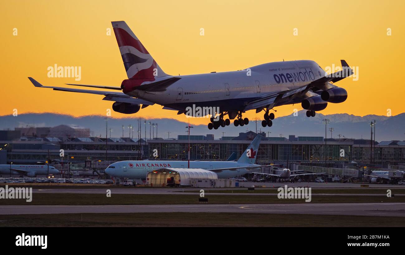 Richmond, British Columbia, Canada. 16 Marzo 2020. Un jet a corpo largo British Airways Boeing 747-400 (G-CIVD), con livrea oneworld, atterra al tramonto, all'Aeroporto Internazionale di Vancouver, Richmond, B.C., Canada, lunedì 16 marzo 2020. All'inizio del giorno il governo canadese, nel tentativo di fermare la diffusione del romanzo coronavirus, ha annunciato che i confini della nazione sarebbero stati chiusi a partire da mercoledì 18 marzo a tutti i viaggiatori diversi dai cittadini canadesi e residenti permanenti, cittadini statunitensi, diplomatici e lavoratori essenziali. Credit: Bayne Stanley/ZUMA Wire/Alamy Live News Foto Stock