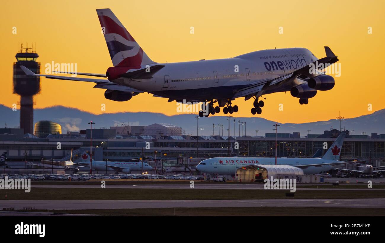 Richmond, British Columbia, Canada. 16 Marzo 2020. Un jet a corpo largo British Airways Boeing 747-400 (G-CIVD), con livrea oneworld, atterra al tramonto, all'Aeroporto Internazionale di Vancouver, Richmond, B.C., Canada, lunedì 16 marzo 2020. All'inizio del giorno il governo canadese, nel tentativo di fermare la diffusione del romanzo coronavirus, ha annunciato che i confini della nazione sarebbero stati chiusi a partire da mercoledì 18 marzo a tutti i viaggiatori diversi dai cittadini canadesi e residenti permanenti, cittadini statunitensi, diplomatici e lavoratori essenziali. Credit: Bayne Stanley/ZUMA Wire/Alamy Live News Foto Stock