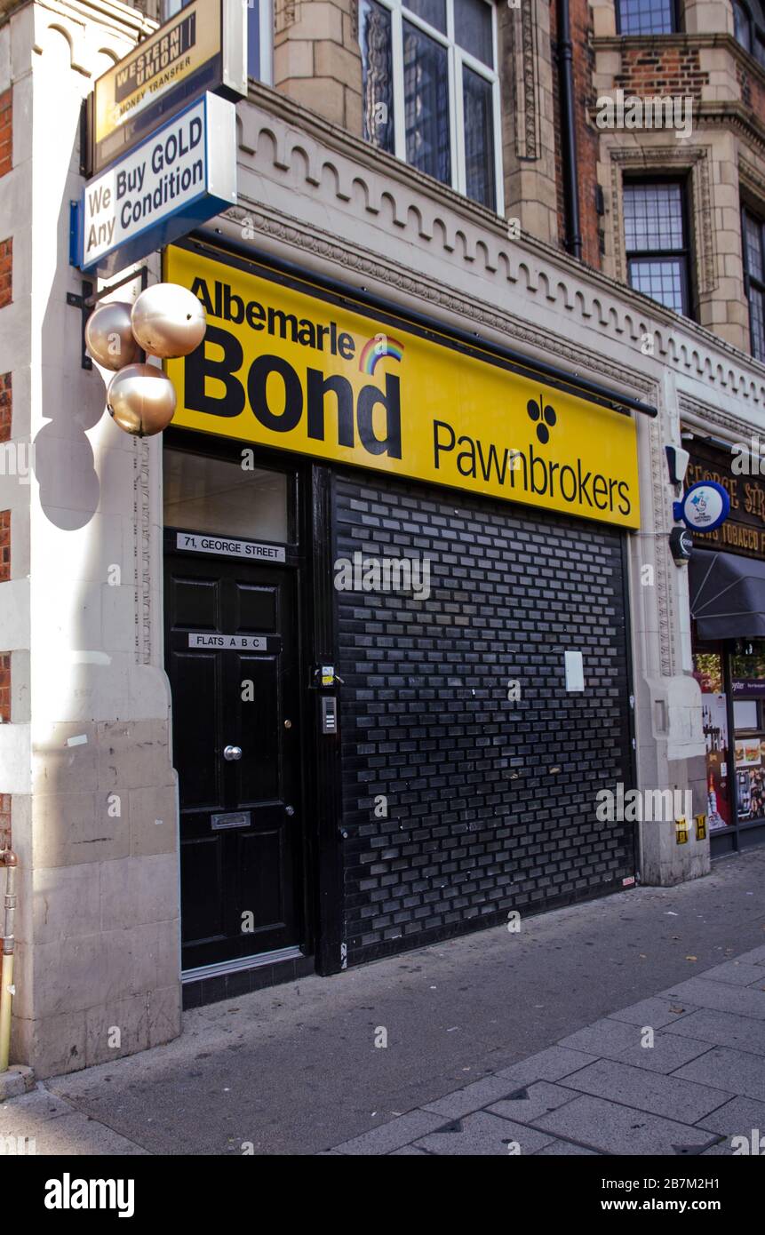 Londra, Regno Unito - 2 ottobre 2019: Chiuso il negozio di pawnbroker con navetta della catena Albermarle Bond dopo che l'azienda è andata in fallimento. Strada a Croydon, sud Foto Stock