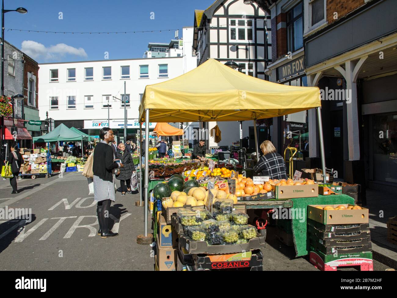 Londra, Regno Unito - 2 ottobre 2019: Acquirenti e stallholders presso il vivace Surrey Street Market a Croydon, Londra meridionale. Foto Stock