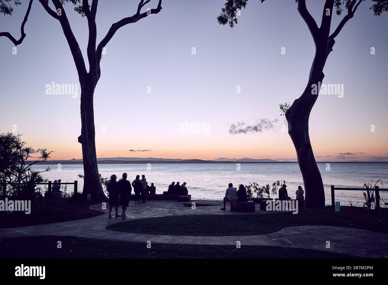 Piccolo gruppo di persone che guardano il tramonto al Parco Nazionale di Noosa, Noosa, Queensland, Australia Foto Stock