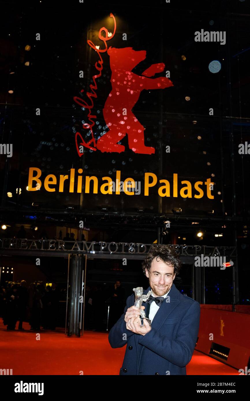 Elio Germano propone con il premio Silver Bear per miglior attore sul tappeto rosso alla cerimonia di chiusura e premi per il 70esimo Festival Internazionale del Film di Berlino ( Berlinale ) sabato 29 febbraio 2020 a Berlino Berlinale Palast, Potsdamer Platz, Berlino. . Foto di Julie Edwards. Foto Stock