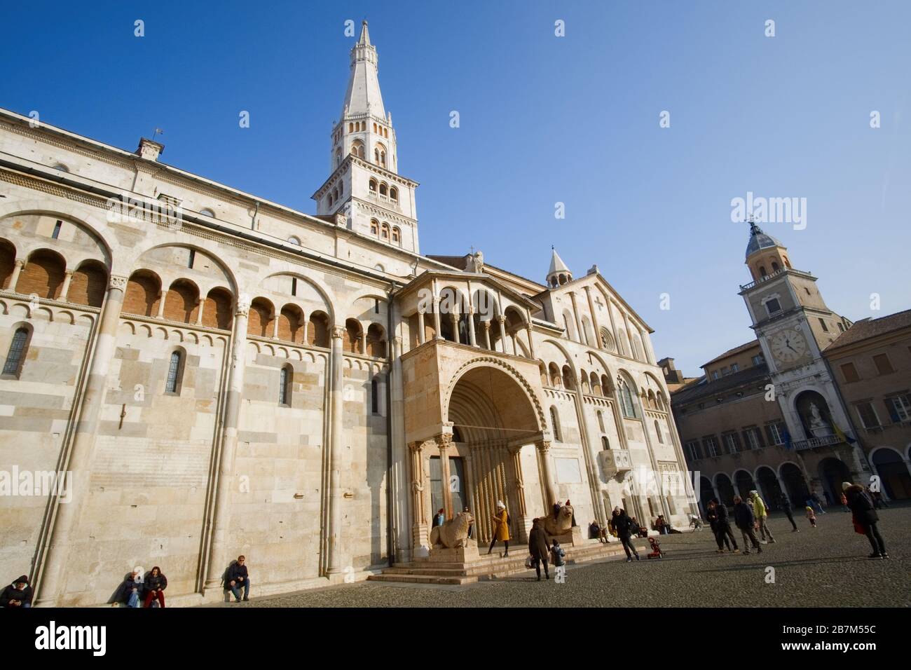 Modena, Italia - Gennaio 02 2020: Veduta della Cattedrale di Modena illuminata dal sole in una fredda giornata invernale Foto Stock