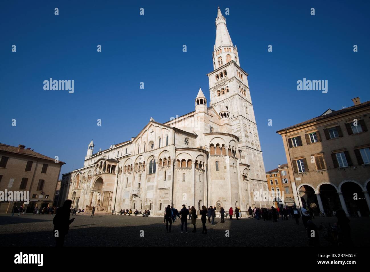 Modena, Italia - Gennaio 02 2020: Veduta della Cattedrale di Modena illuminata dal sole in una fredda giornata invernale Foto Stock