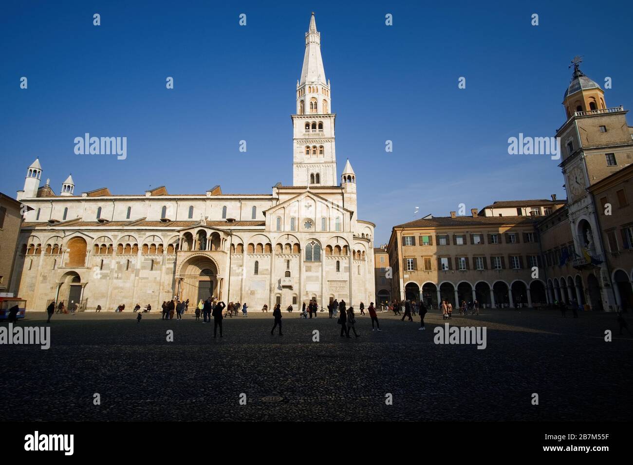 Modena, Italia - Gennaio 02 2020: Veduta della Cattedrale di Modena illuminata dal sole in una fredda giornata invernale Foto Stock