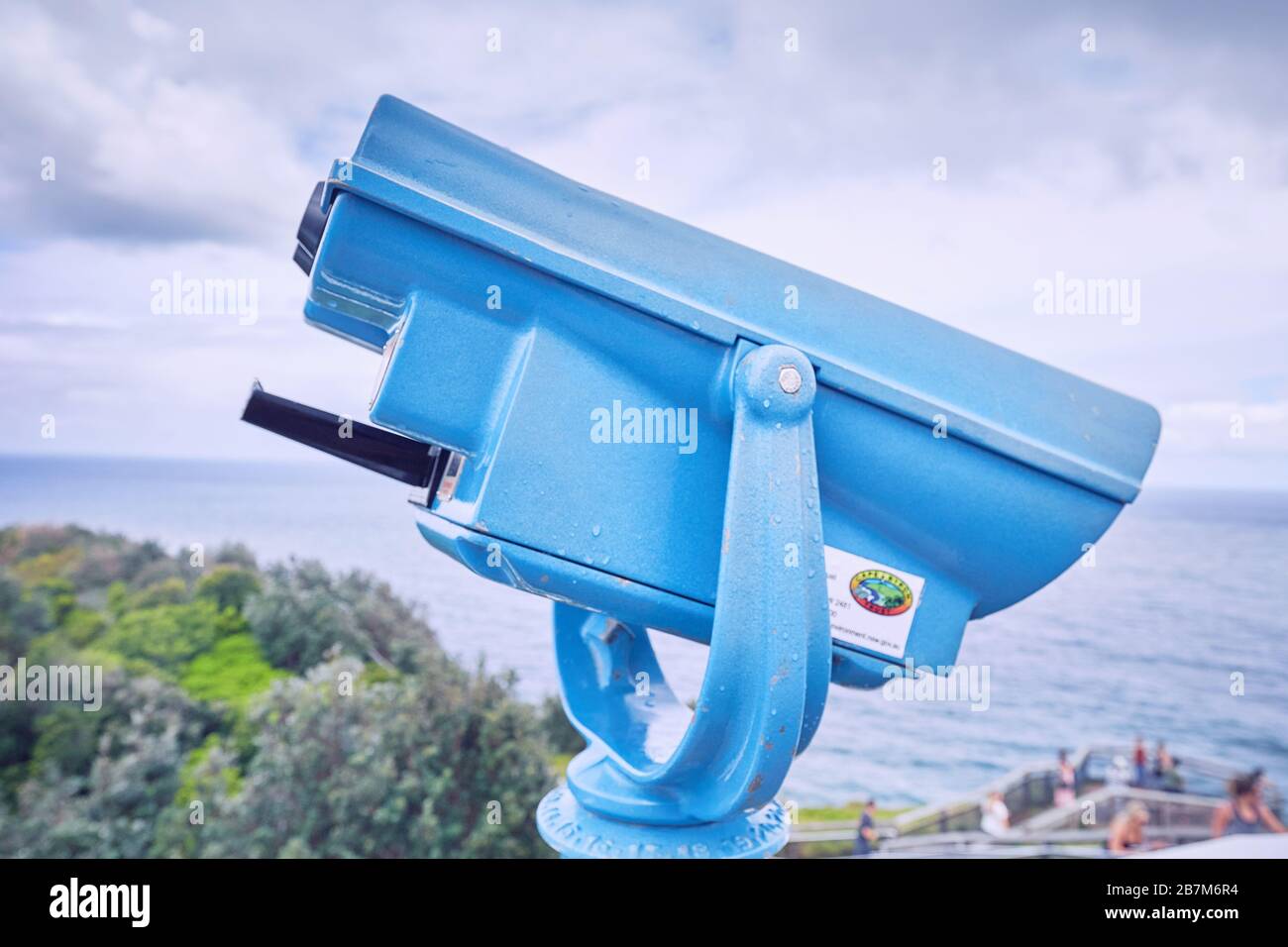 Binocolo pubblico al Faro di Byron Bay, ampie vedute della Baia di Byron Foto Stock
