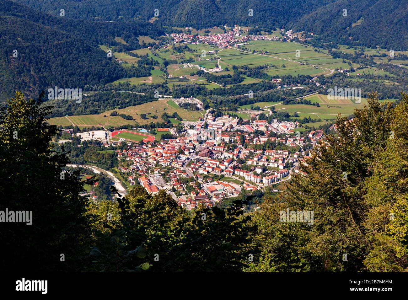 Vista dall'alto di Tolmin, piccola città della Slovenia Foto Stock