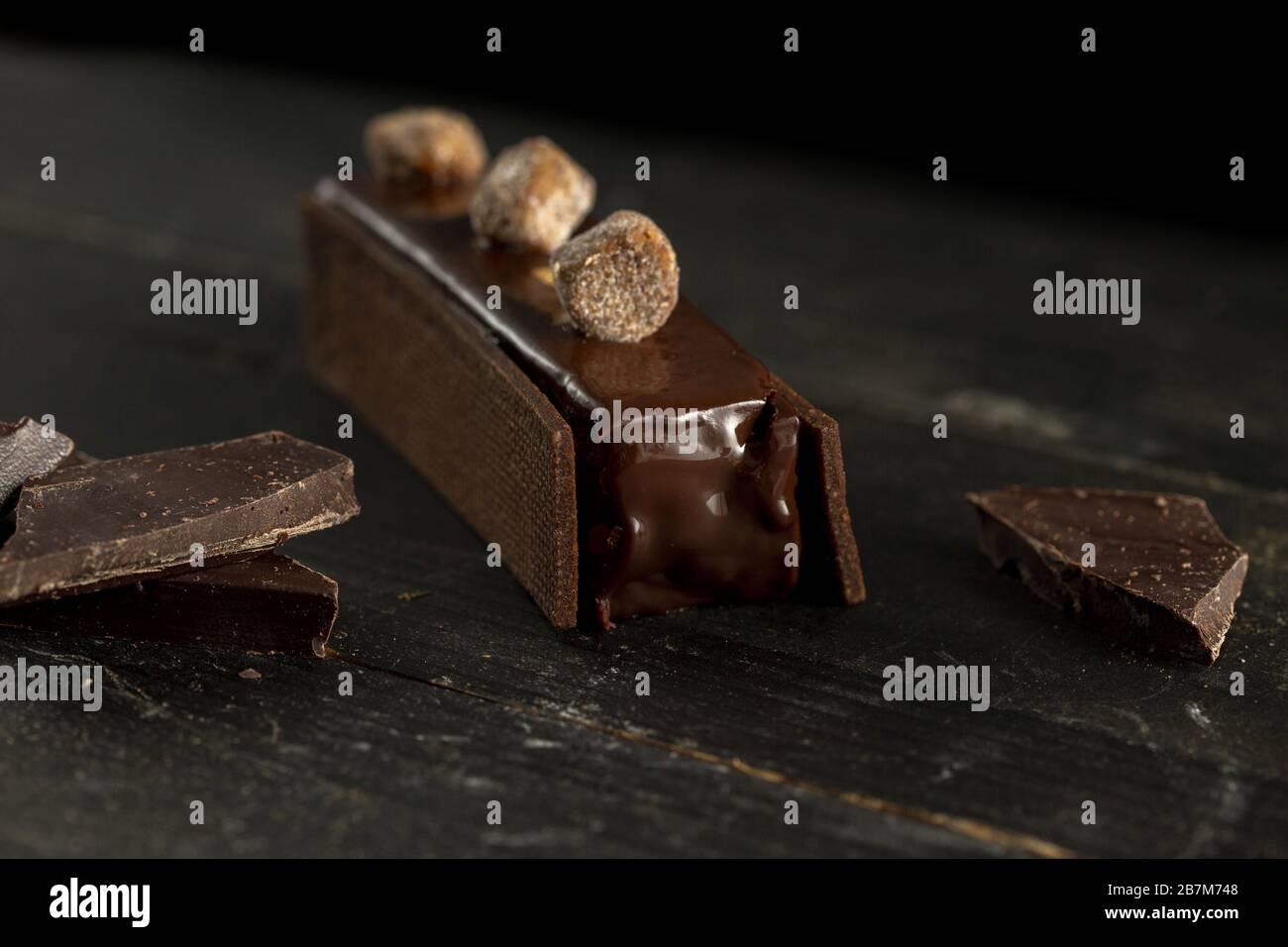 Torta di cioccolato tra due buiscuits con decorazione streusel Foto Stock
