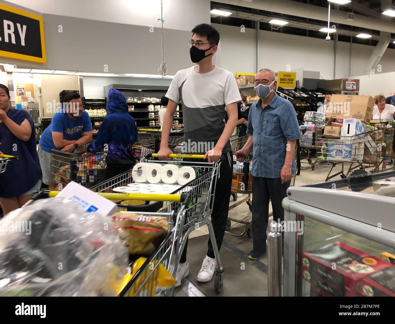 Auckland. 28 febbraio 2020. File foto mostra le persone che acquistano in un supermercato di Auckland, Nuova Zelanda, preso il 28 febbraio 2020, il giorno in cui il primo caso di COVID-19 è stato confermato in Nuova Zelanda. Il governo neozelandese di martedì ha lanciato "il piano economico più significativo per il tempo di pace nella storia moderna della Nuova Zelanda" per attenuare l'impatto del COVID-19 per sostenere i posti di lavoro del Kiwis e l'economia nazionale dal virus. Credit: Li Qiaoqiao/Xinhua/Alamy Live News Foto Stock