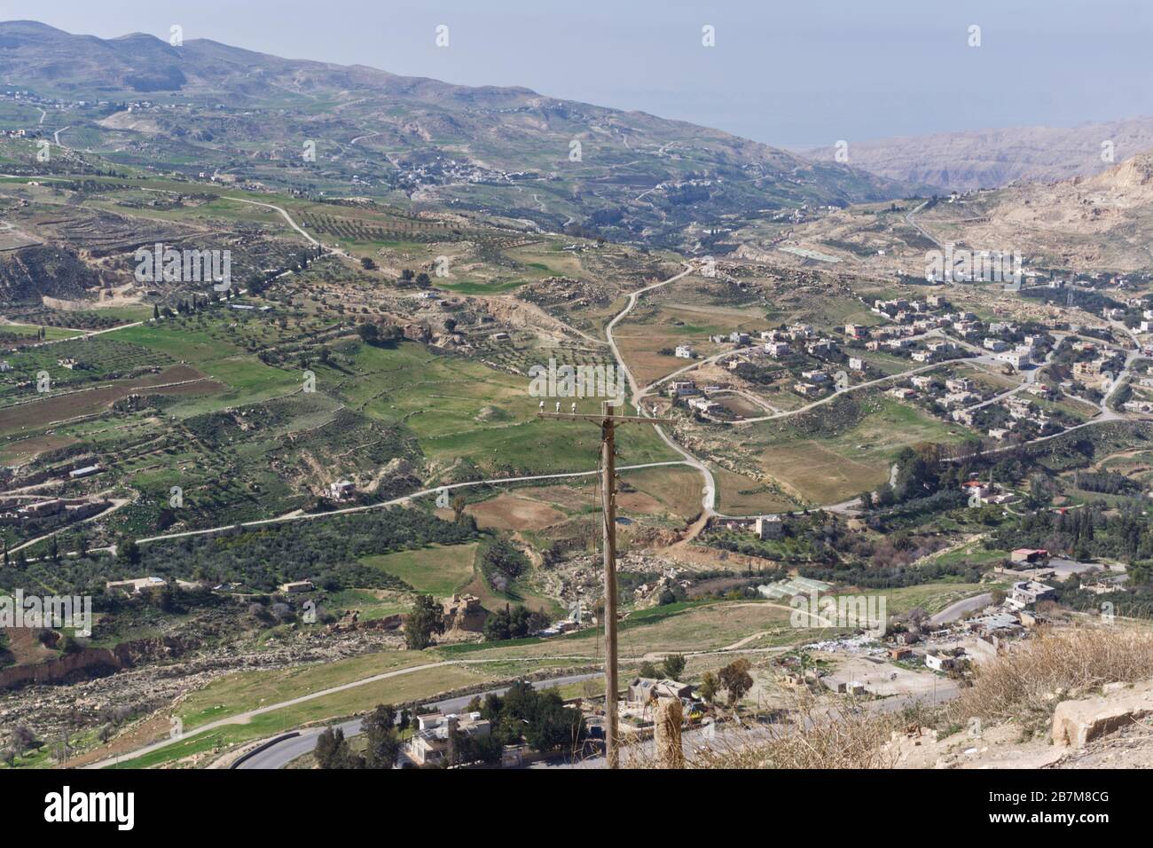 Vista panoramica della città di al Kerak in Giordania in primavera con la campagna rigogliosa e gli uliveti Foto Stock