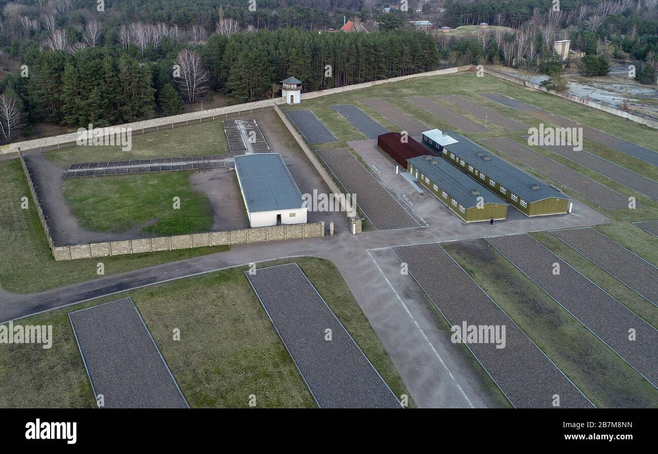 Oranienburg, Germania. 04th Mar, 2020. I terreni del memoriale di Sachsenhausen (fotografia aerea scattata con un drone). Le caserme (r) numero 38 e numero 39 appartenevano al piccolo campo. Lì le SS hanno pent-up tutti i prigionieri ebrei tra novembre 1938 e ottobre 1942. Il campo di concentramento di Sachsenhausen è stato costruito nell'estate del 1936 dai prigionieri dei campi di Emsland. Tra il 1936 e il 1945, più di 200,000 persone sono state imprigionate nel campo di concentramento di Sachsenhausen. Credito: Patrick Pleul/dpa-Zentralbild/ZB/dpa/Alamy Live News Foto Stock
