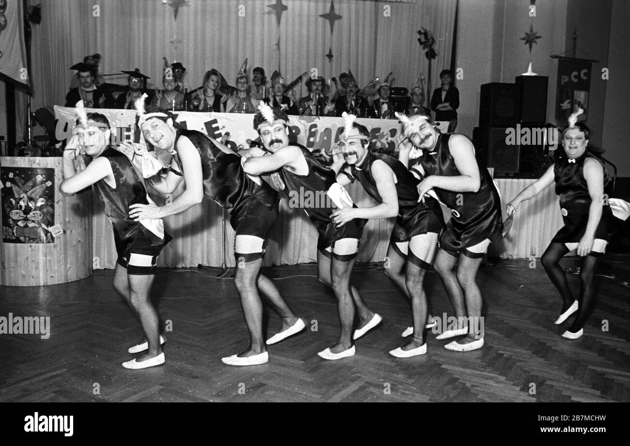 15 febbraio 1989, Sassonia, Lipsia: MÃnnerballett - il Carnevale e le Associazioni di Fasching di Lipsia si riuniscono nel febbraio 1989 nel ristorante di Lipsia âFelsenkellerâ per la loro riunione annuale e mostrano estratti dai loro programmi. Data esatta di registrazione non nota. Foto: Volkmar Heinz/dpa-Zentralbild/ZB Foto Stock