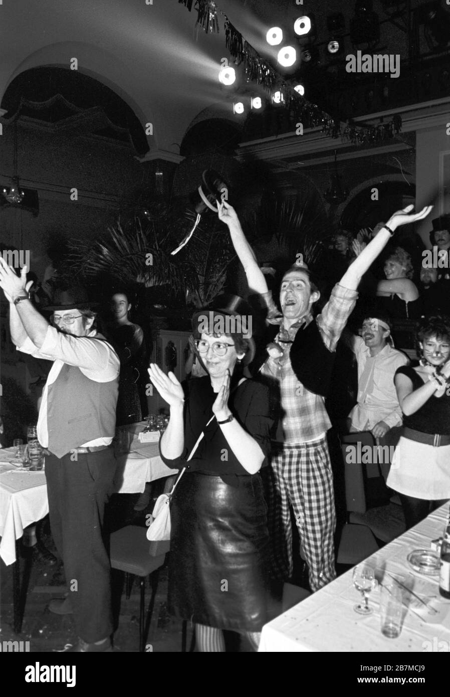 15 febbraio 1989, Sassonia, Lipsia: I club del carnevale e del carnevale di Lipsia si riuniscono nel febbraio 1989 nel ristorante âFelsenkellerâ di Lipsia per la loro riunione annuale e mostrano estratti dai loro programmi. Data esatta di registrazione non nota. Foto: Volkmar Heinz/dpa-Zentralbild/ZB Foto Stock
