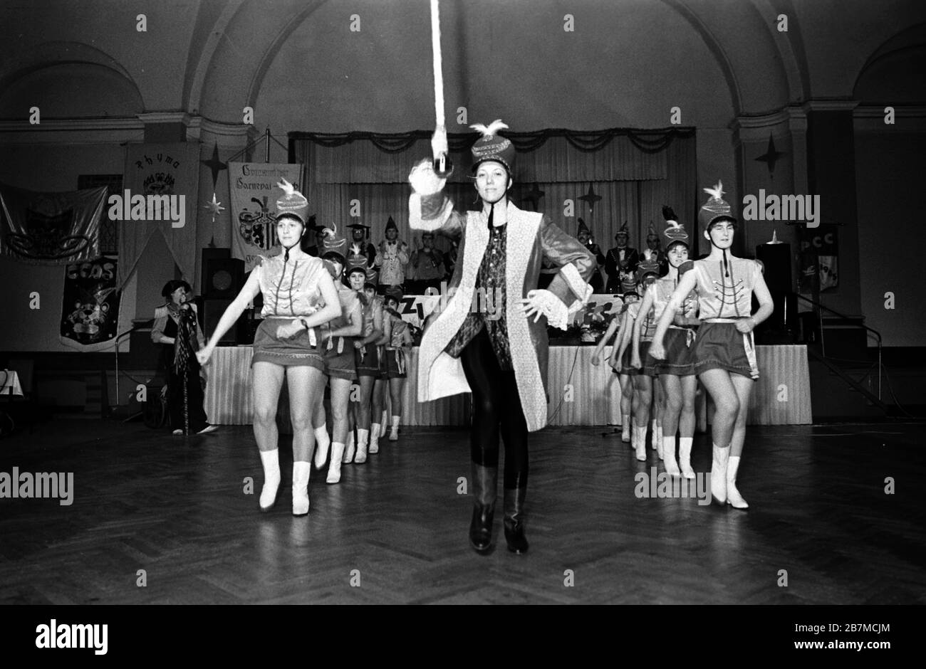 15 febbraio 1989, Sassonia, Lipsia: Le guardie marciano - i club di carnevale e carnevale di Lipsia si riuniscono nel febbraio 1989 nel ristorante di Lipsia âFelsenkellerâ per il loro incontro annuale e mostrano estratti dai loro programmi. Data esatta di registrazione non nota. Foto: Volkmar Heinz/dpa-Zentralbild/ZB Foto Stock