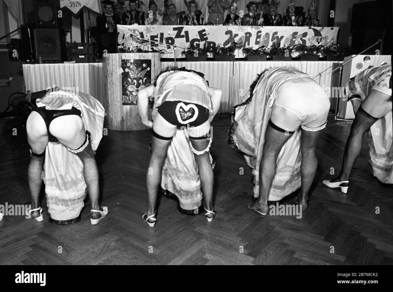 15 febbraio 1989, Sassonia, Lipsia: MÃnnerballett - il Carnevale e le Associazioni di Fasching di Lipsia si riuniscono nel febbraio 1989 nel ristorante di Lipsia âFelsenkellerâ per la loro riunione annuale e mostrano estratti dai loro programmi. Data esatta di registrazione non nota. Foto: Volkmar Heinz/dpa-Zentralbild/ZB Foto Stock