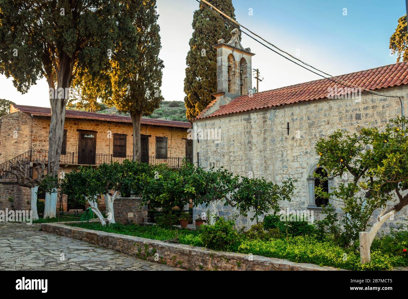 Il monastero di Areti è uno dei bellissimi monasteri cretesi. Si trova vicino al villaggio di Karydi in una zona isolata della provincia di Mirabello. Foto Stock
