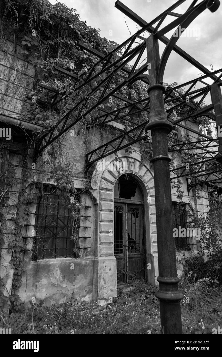 Costruzione abbandonata (Vecchia Locanda) nel Vecchio Porto di Trieste, Friuli-Venezia-Giulia, Italia: Versione in bianco e nero Foto Stock