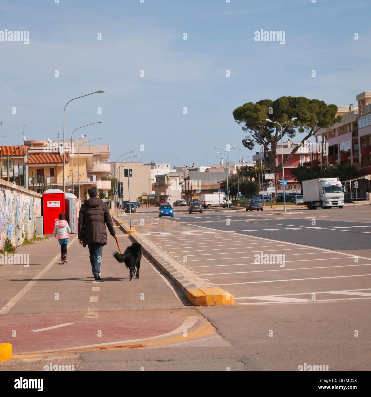 Conversano,Italia,03/01/2020: padre, figlia e il cane una giornata di sole nella città di Conversano, camminando lungo il sentiero. Foto Stock