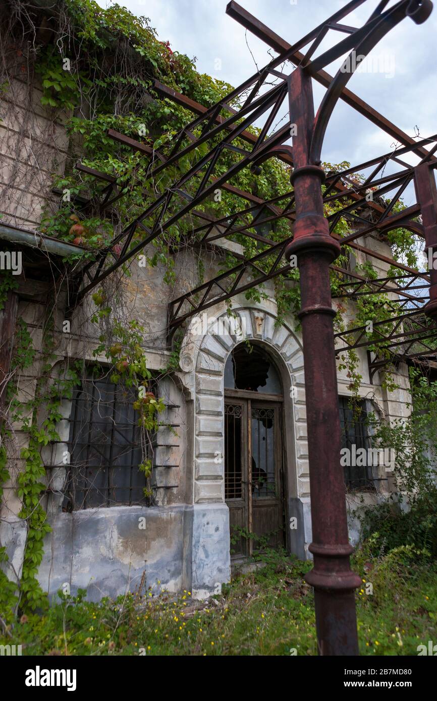 Vecchia Locanda: Edificio abbandonato nel Porto Vecchio di Trieste, Friuli-Venezia Giulia, Italia Foto Stock