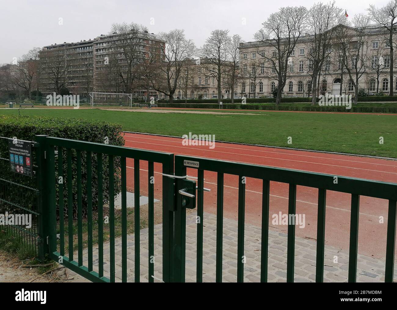 (200317) -- BRUXELLES, 17 marzo 2020 (Xinhua) -- Foto scattata il 16 marzo 2020 mostra un terreno sportivo chiuso a Bruxelles, Belgio. Il Belgio ha visto i suoi casi di infezione da coronavirus che si sono verificati in 1,000, con cinque morti e un recupero. (Xinhua/Gao li) Foto Stock