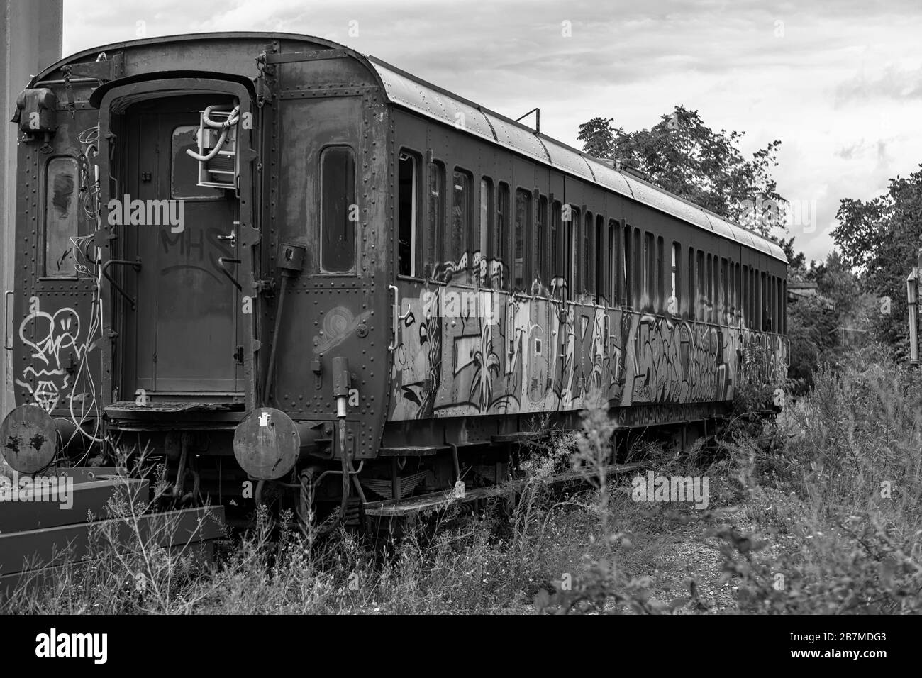 Carrozza ferroviaria abbandonata nel Porto Vecchio di Trieste, Friuli-Venezia-Giulia, Italia: Versione in bianco e nero Foto Stock