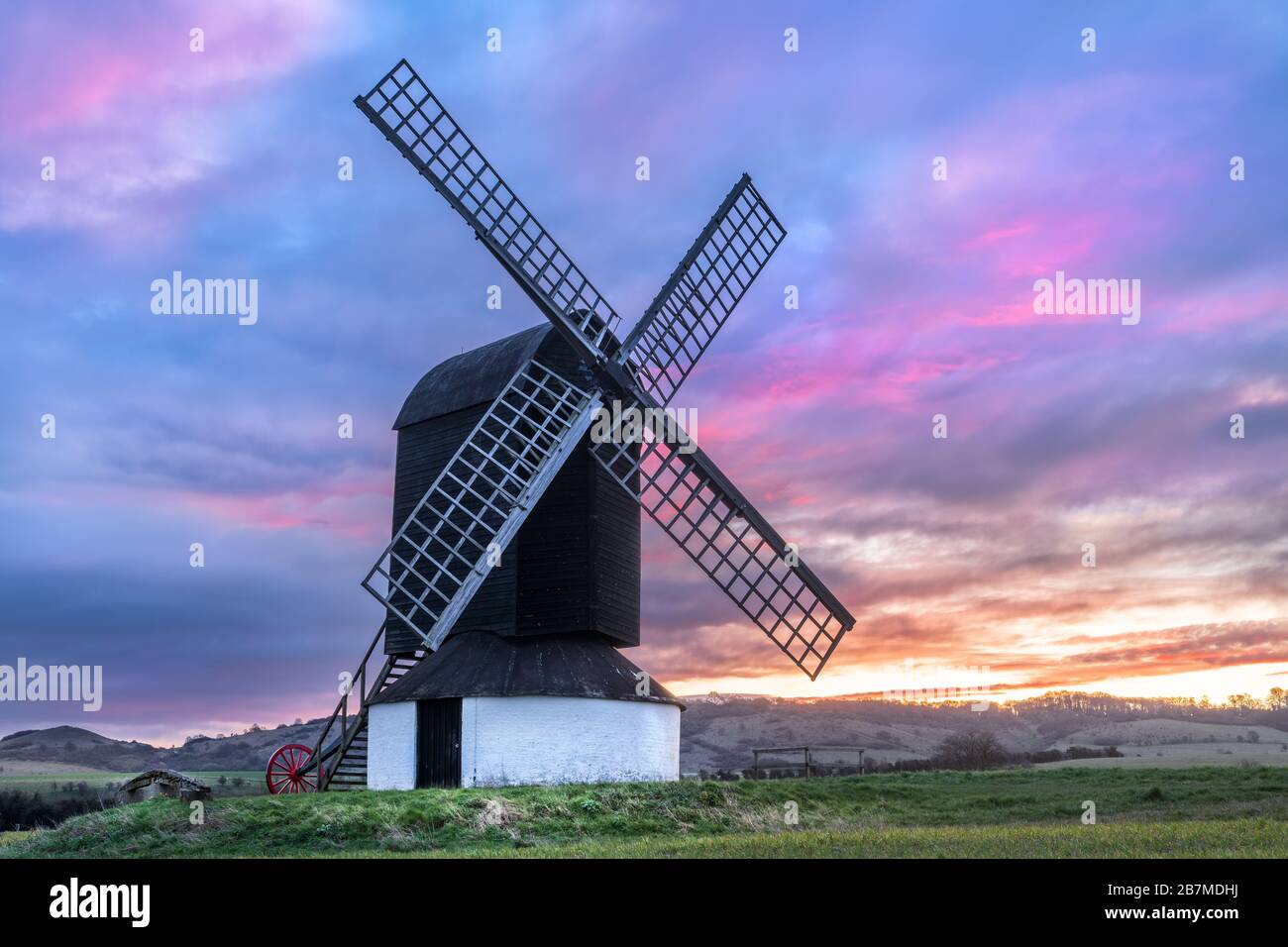 Ivinghoe, Buckinghamshire, Inghilterra. Martedì 17 marzo 2020. Meteo Regno Unito. Dopo una notte fredda, il cielo dell'alba è spettacolare sul mulino a vento di Pitstone a Ivinghoe, Buckinghamshire, sul Ridgeway National Trail. Credit: Terry Mathews/Alamy Live News Foto Stock