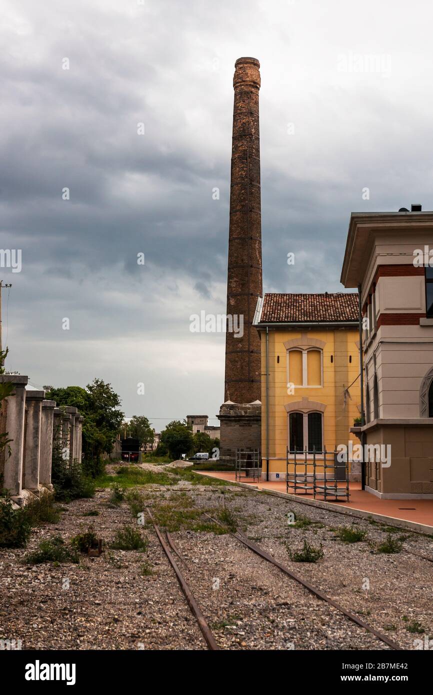 Linea ferroviaria abbandonata e centrale idroelettrica ottocentesca, recentemente restaurata, nel Vecchio Porto di Trieste, Friuli-Venezia-Giulia, Italia Foto Stock