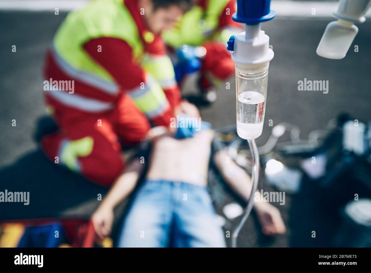 Rianimazione cardiopolmonare. Squadra di salvataggio (medico e paramedico) rianimando l'uomo sulla strada. Temi aiutare, speranza di un'assistenza sanitaria. Foto Stock