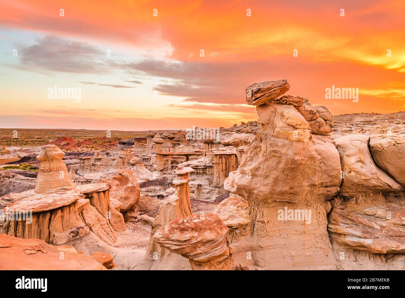 Bisti/De-Na-Zin Wilderness, Nuovo Messico, Stati Uniti d'America a valle dei sogni dopo il tramonto. Foto Stock