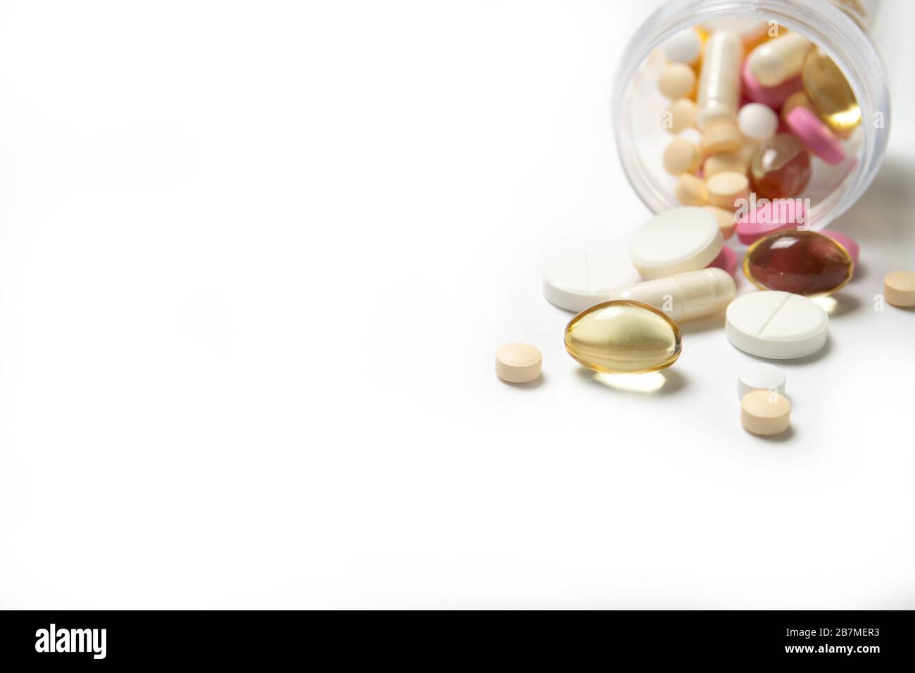 Un sacco di pillole diverse in un vaso su uno sfondo bianco. Il medicinale. Farmaco Foto Stock