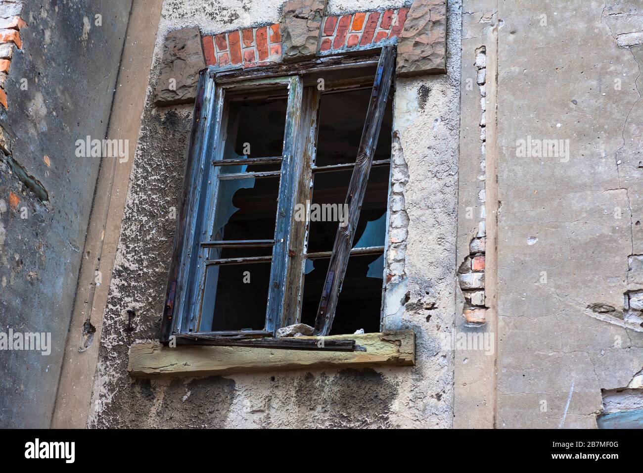 Particolare di una finestra spezzata in un edificio abbandonato nel Vecchio Porto di Trieste, Friuli-Venezia-Giulia, Italia Foto Stock
