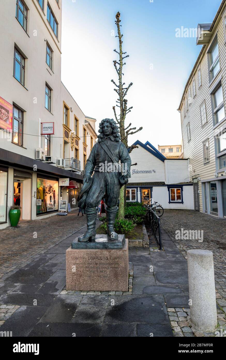 Una statua del famoso ammiraglio Cornelius Cruys norvegese-olandese nel centro di Stavanger, Norvegia, dicembre 2017. Statua eretta nel 2000, Sculptor – per Foto Stock