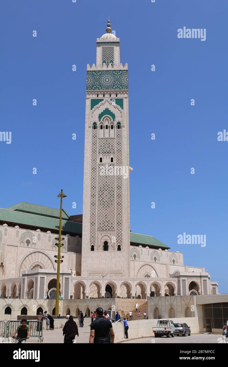 La Moschea di Hassan II è una moschea situata sulla costa della città di Casablanca, Marocco, ed è la più grande moschea del paese.210 m di altezza minareto Foto Stock