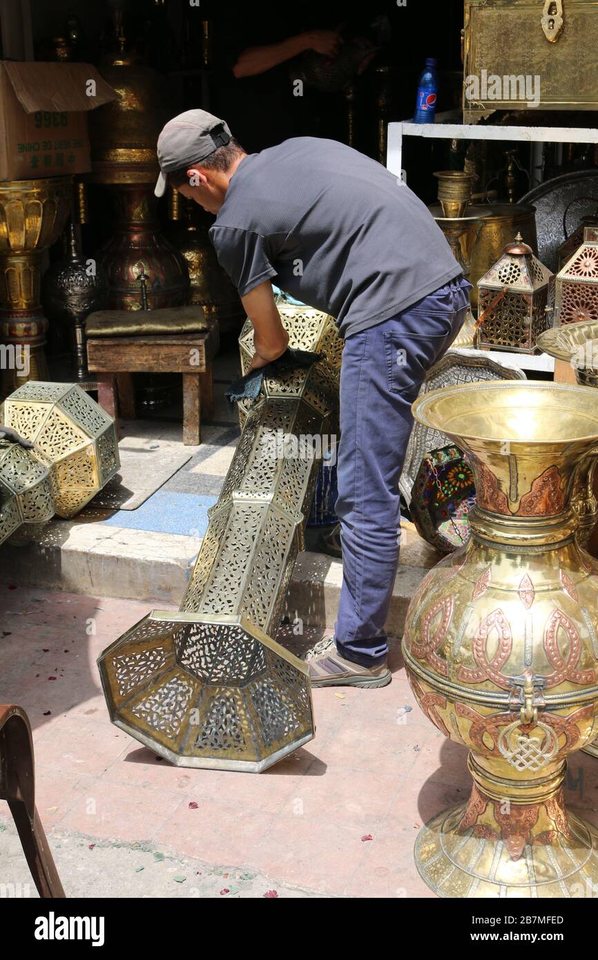 Il Marocco è famoso per l'artigianato e l'industria del patrimonio, e ci sono molti mercati popolari che caratterizzano questo paese, Copper antiquariato artigianato. Foto Stock