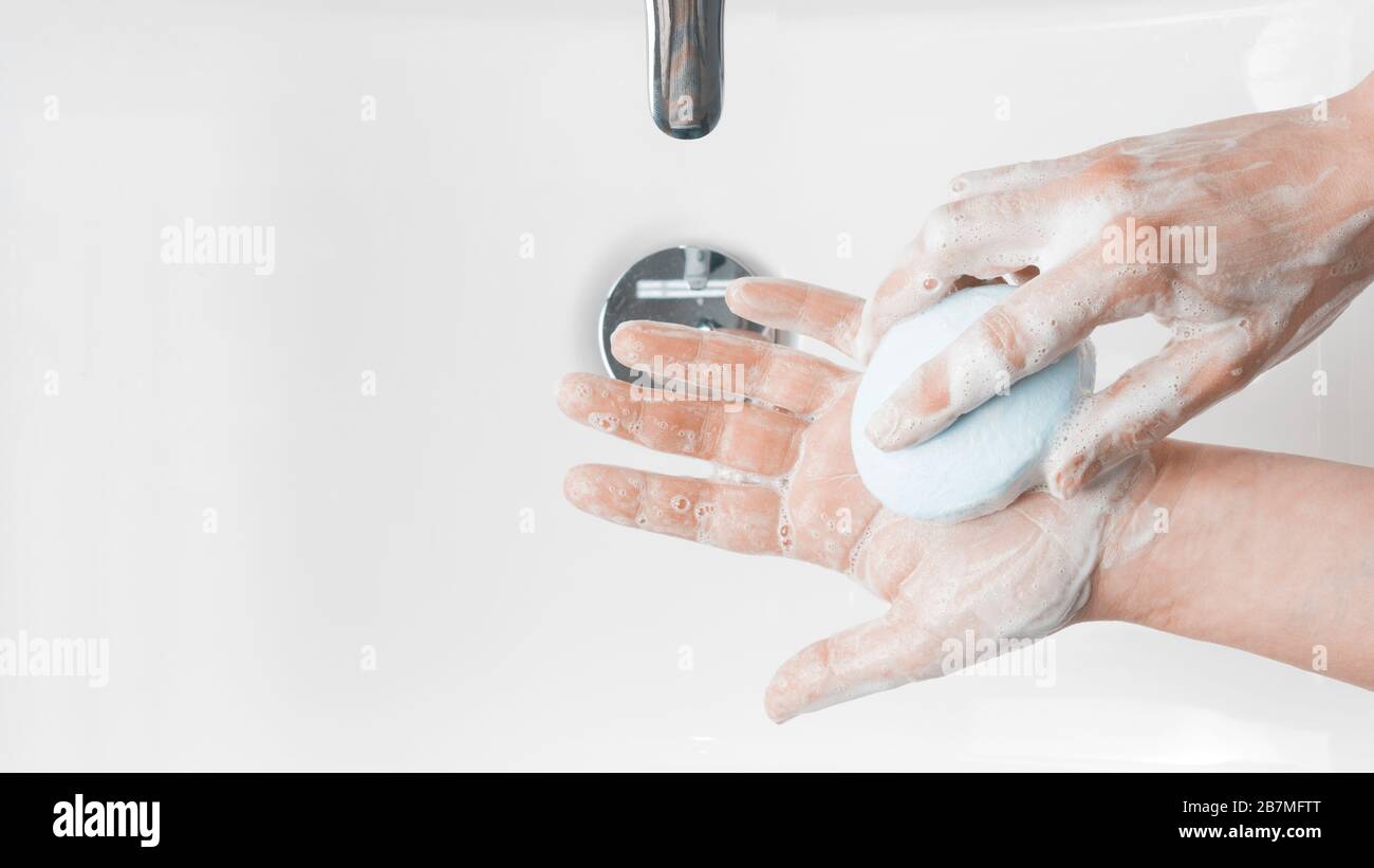 Tecniche di lavaggio delle mani: Donna che le insaponava le mani con una saponetta. Vista a disposizione piatta. Foto Stock