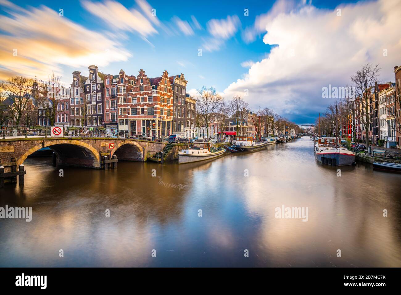 Amsterdam, Paesi Bassi canali e ponti famosi al crepuscolo. Foto Stock