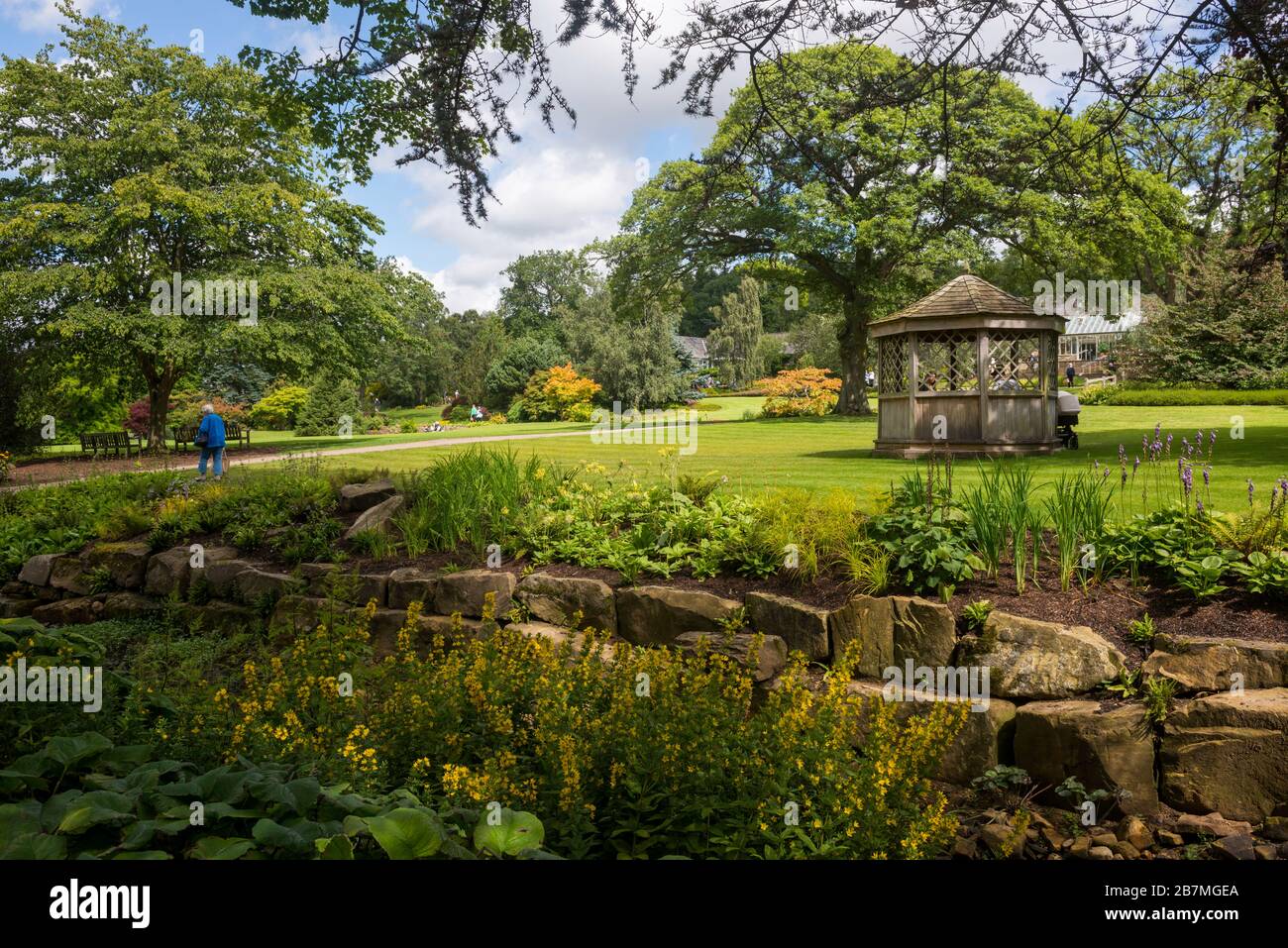 Una casa estiva in legno tra i prati e confini al giardino RHS a Harlow Carr vicino Harrogate, North Yorkshire Foto Stock