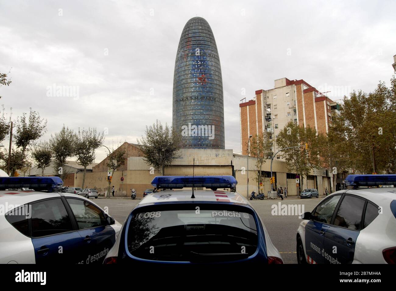 Torre Glòries, ex Torre Agbar, segna l'ingresso al quartiere tecnologico di Barcellona noto come Distretto 22 @ Foto Stock