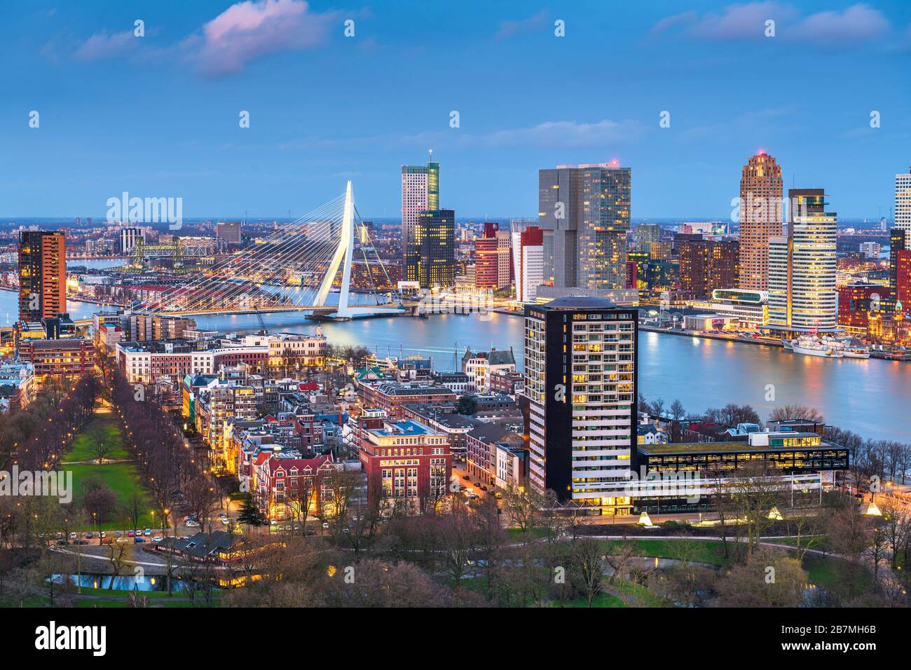 Rotterdam, Paesi Bassi, skyline della città al crepuscolo. Foto Stock